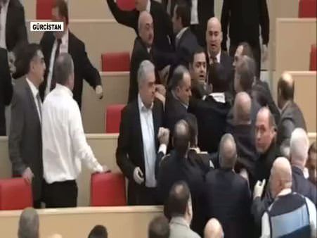 Gürcistan'da milletvekilleri tekme tokat birbirine girdi