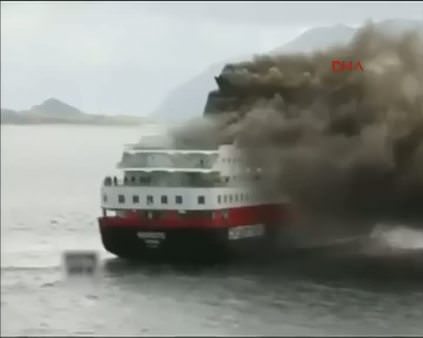 İçinde 466 kişinin bulunduğu gemi böyle yandı