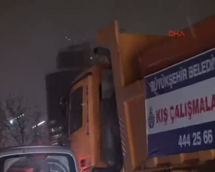 İstanbul'da kar küreme araçları harekete geçti