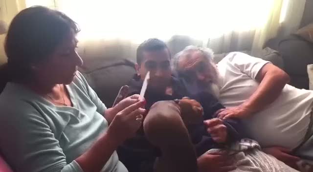 İzleyenleri ağlatan yeni yıl hediyesi