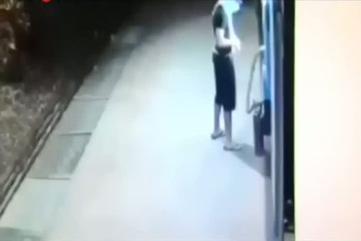 ATM'yi patlatmaya çalışan soyguncu kendini patlattı
