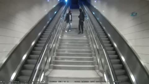 Metro istasyonunda biletmatik soygunu görüntülendi