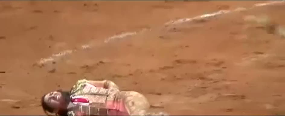Kızgın boğa kadın matadora acımadı