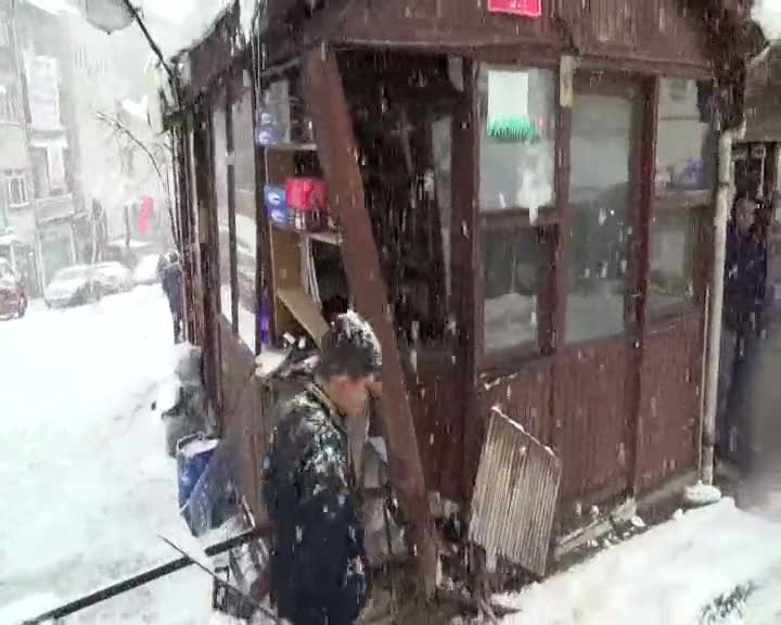 Buzlanan yolda duramayınca dükkana çarptı