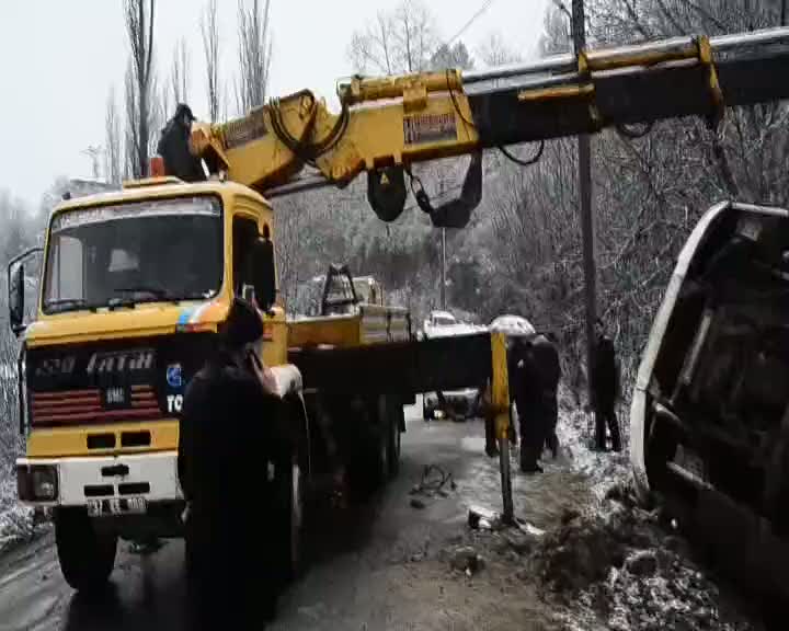 Kar yağışından etkilenen çöp kamyonu devrildi