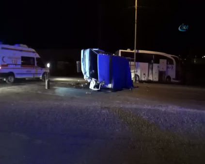 Yolcu otobüsü ile kamyonet çarpıştı: 1 ölü 4 yaralı