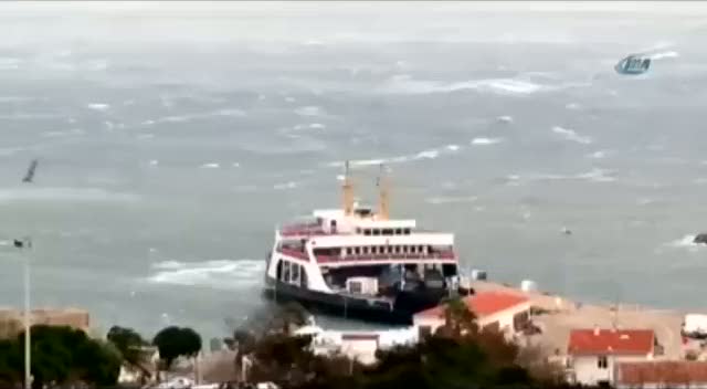 Feribot şiddetli rüzgarda böyle sürüklendi