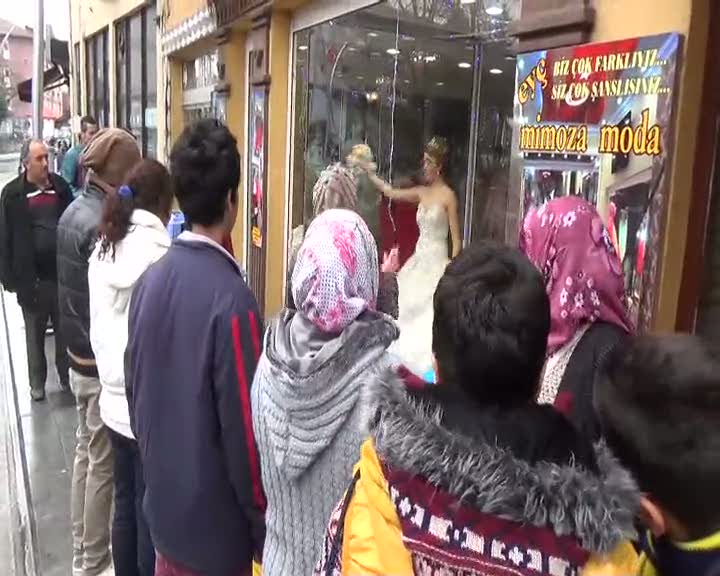 Canlı manken vitrinde dans etti