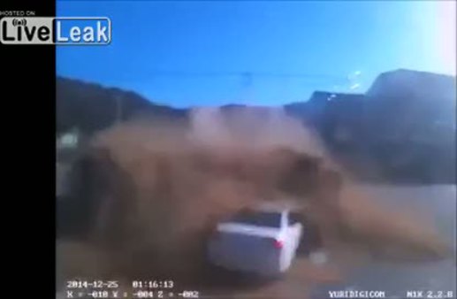 Kum kamyonunun inanılmaz kazası kamerada!