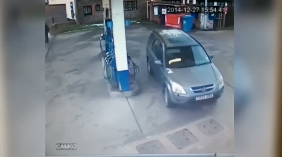Benzin deposu ile pompayı denk getiremeyen sürücü