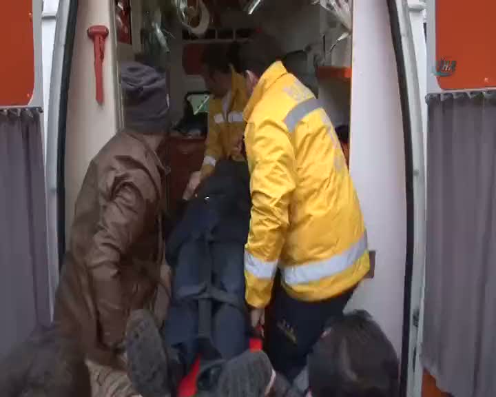 Çarptığı adamı sedyeyle ambulansa taşıdı