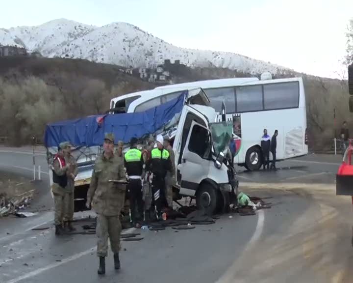 Otobüs ile kamyonet çarpıştı faciadan dönüldü