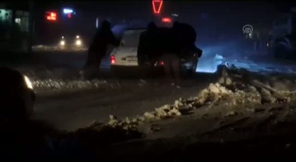 Denizli'de kar yağışı sebebiyle sürücülerin zor anları