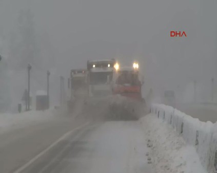 Bolu Dağı'nda kar yağışı trafiği etkiledi