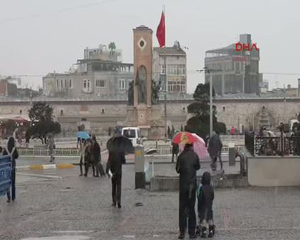 Taksim'de kar yağışı