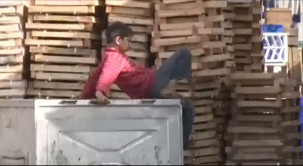 Çöpte bulduğu salatalık Suriyeli çocuğu böyle sevindirdi