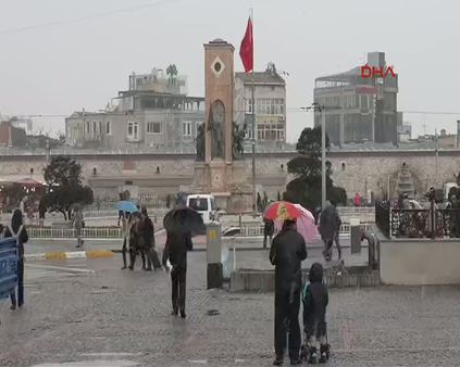 Taksim'de kar yağışı böyle görüntülendi