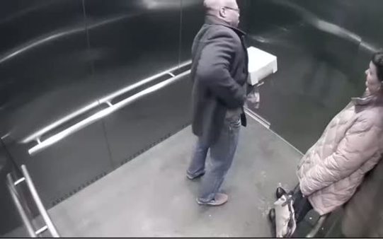 Polis asansörde kendini vurdu