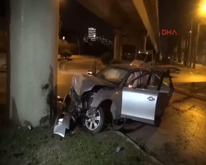 İzmir'de iki araç çarpıştı: 3 yaralı