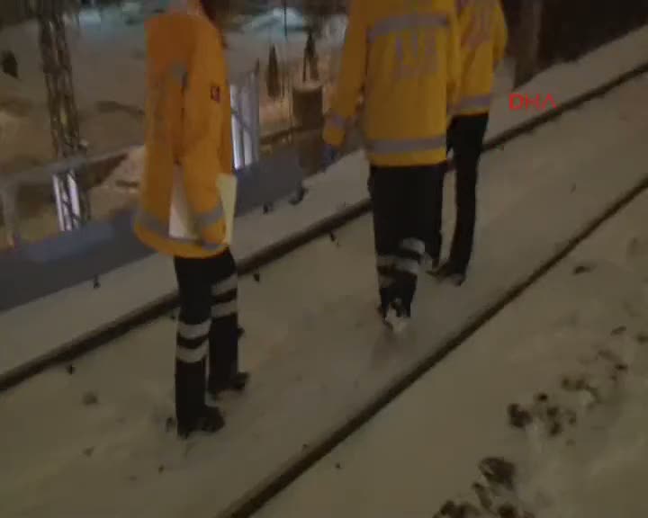 Rayların üzerinden geçerken trenin altında kaldı