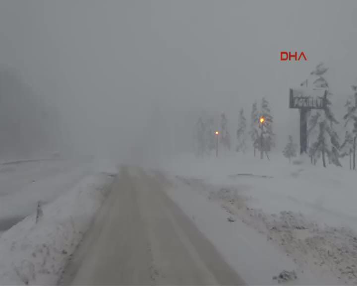 Kar yağışı Bolu Dağı'nda ulaşımı engelledi