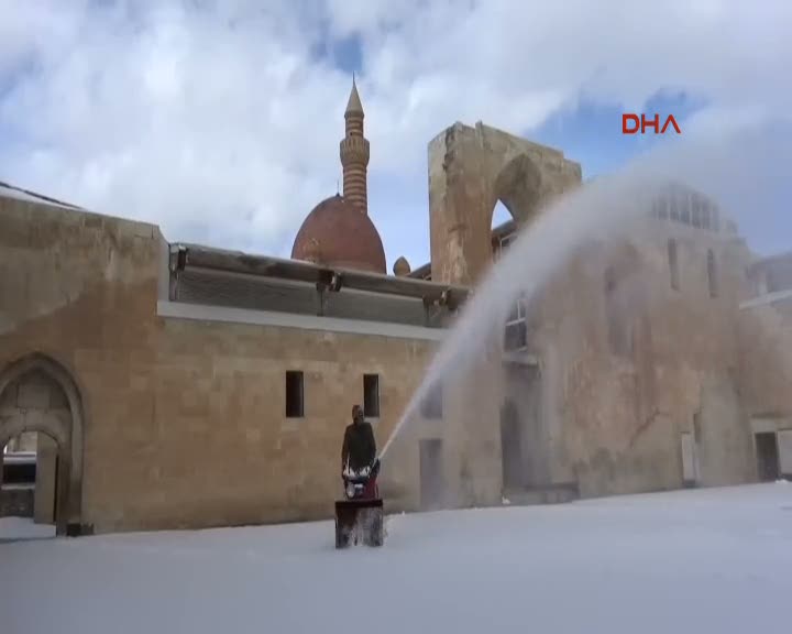 İshak Paşa Sarayı kardan böyle temizleniyor