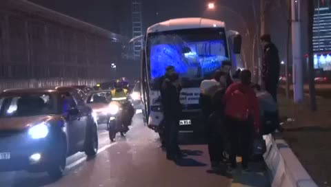 Ankara’da yarışan 2 halk otobüsü çarpıştı