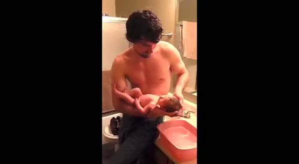 Bebeğine ilk banyosunu yaptıran baba