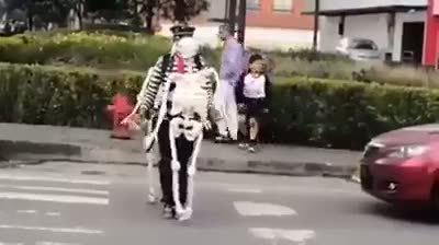 İskeletlerle dans eden adam