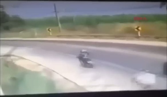 Kaza yapan motosikletlinin başını ezdi!