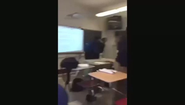 Öğretmenini yerden yere vurdu