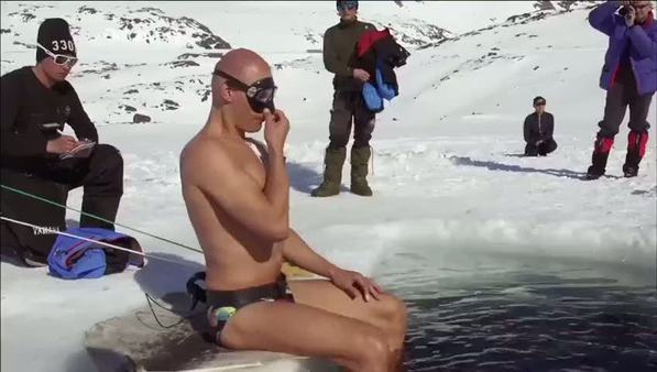 Tek nefeste buzun altından yüzerek dünya rekoru kırdı!