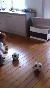 Herkesi peşinden koşturan yıldız bebek