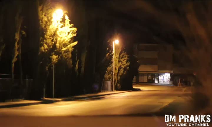 Aşırı gerçekçi zombi saldırılı kamera şakası