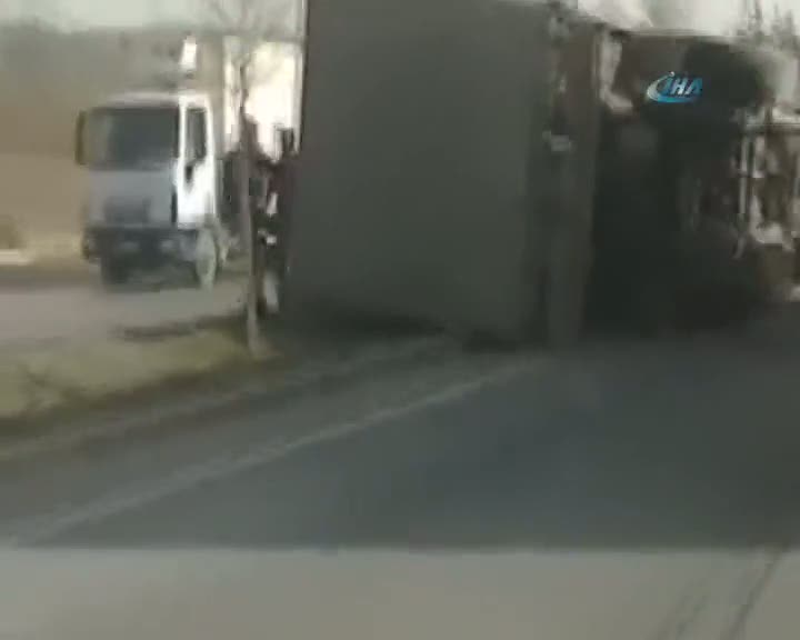 Bursa'da seyir halindeki TIR'ı lodos böyle devirdi