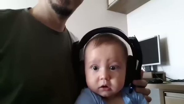 Rock müzik dinleyen sevimli bebeğin tepkisi