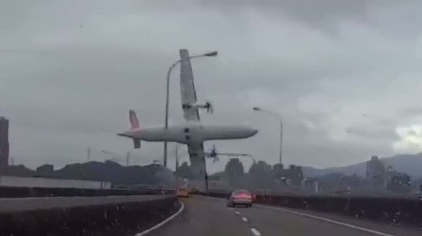 Tayvan'da düşen uçağın ağır çekim yakın görüntüleri