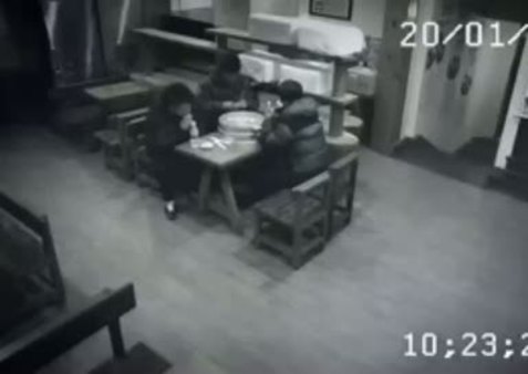 Restoranda atarlanan 3 adamı döven genç kız