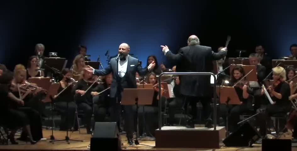 Halit Ergenç'den inanılmaz senfoni performansı