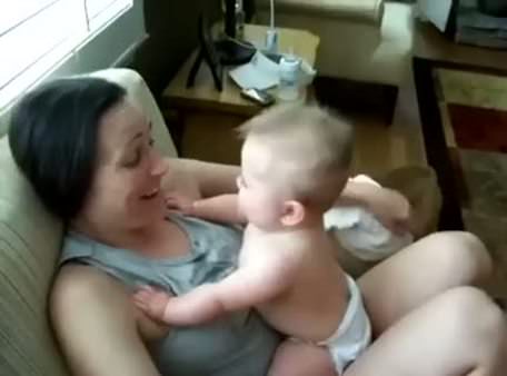 7 aylık bebeğin annesiyle geçirdiği sevgi dolu dakikalar