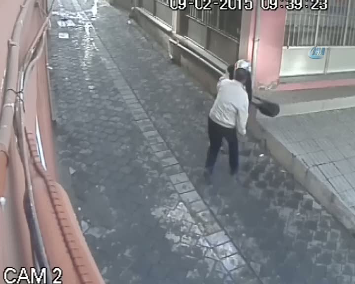 Boşanmak isteyen karısını sokak ortasında bıçakladı