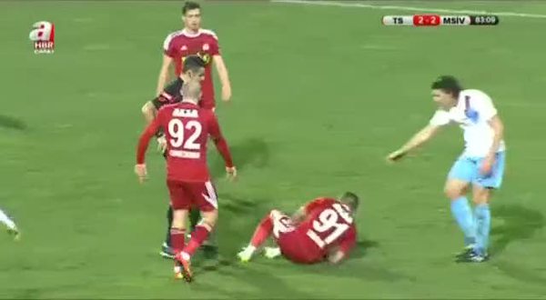 Trabzonsporlu oyuncu böyle kırmızı kart gördü!