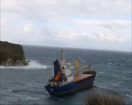 İzmir'de kuru yük gemileri sürükleniyor