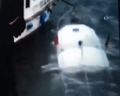 Fırtına balıkçı teknesini batırdı