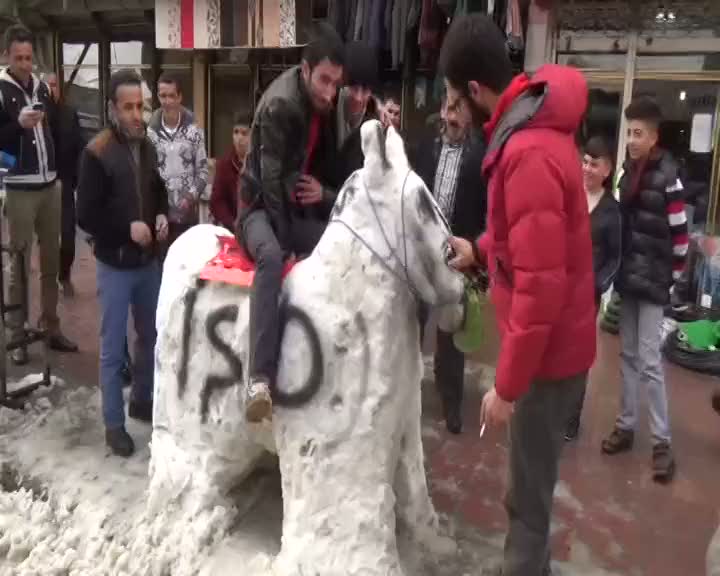 Kardan eşek yaptılar IŞİD yazıp bindiler