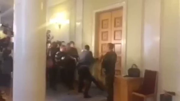 Ukrayna Parlamentosu'nda kavga çıktı