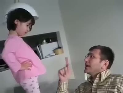 Babasıyla tartışan ufak kız