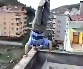 Yaşlı adam çatının kenarında amuda kalktı