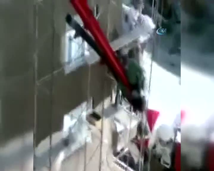 İnşaat işçisinden yok artık dedirten görüntü