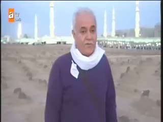 Prof. Dr. Nihat Hatipoğlu Medine'de babasının mezarı başında